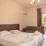 Nefeli Skiathos * Maratha